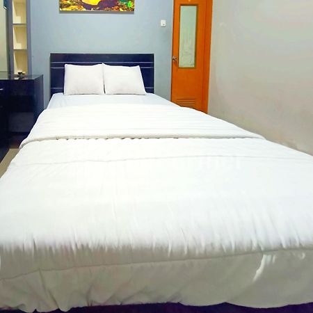 D'Waru Homestay Syariah Near Jl Slamet Riyadi Mitra Reddoorz Surakarta  Экстерьер фото