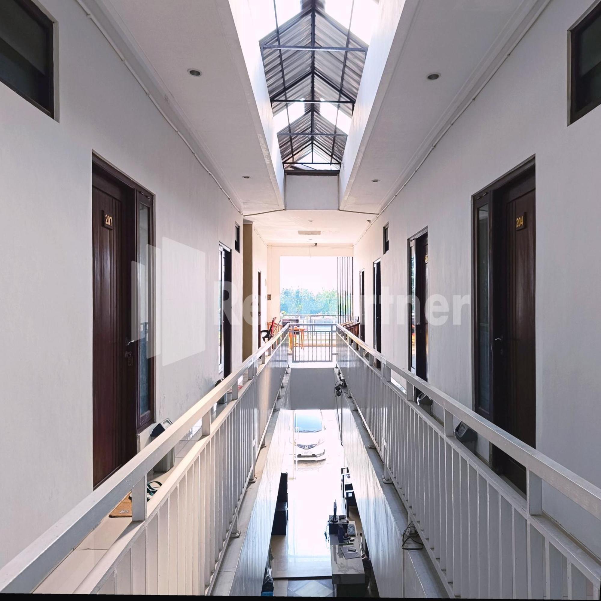 D'Waru Homestay Syariah Near Jl Slamet Riyadi Mitra Reddoorz Surakarta  Экстерьер фото
